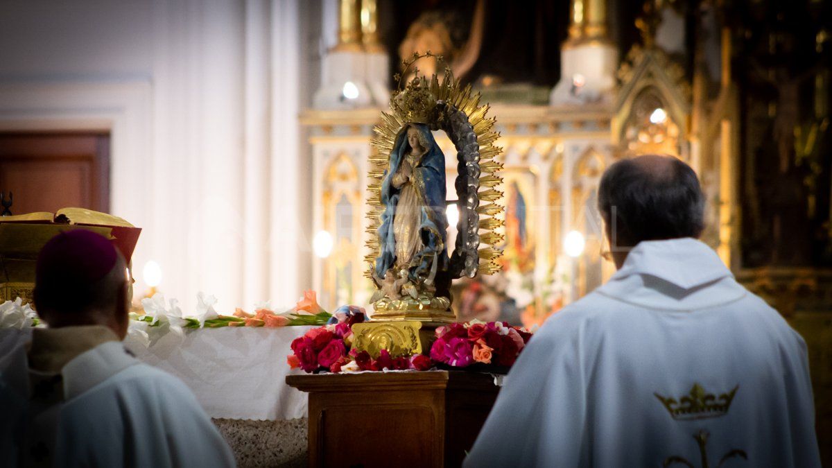Se puede asistir presencialmente a la parroquia o ver por la transmisión en la cuenta de Facebook del templo.&nbsp;