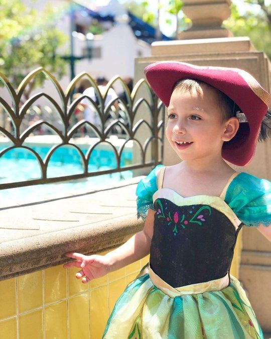 Niño de 4 años cumple su sueño de visitar Disney vestido de princesa