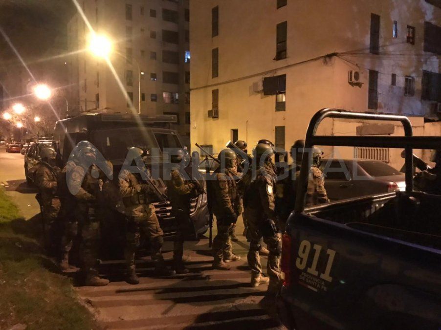 Las Tropas de Operaciones Especiales se aprestan a ingresar al complejo de viviendas donde detuvieron a siete personas en Rosario