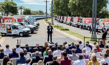 Las características y equipamiento de los móviles se planificaron contemplando la incorporación de ambulancias de alta y baja complejidad, para traslado de pacientes; y minibús para pacientes ambulatorios. Las características y equipamiento de los móviles se planificaron contemplando la incorporación de ambulancias de alta y baja complejidad, para traslado de pacientes; y minibús para pacientes ambulatorios.