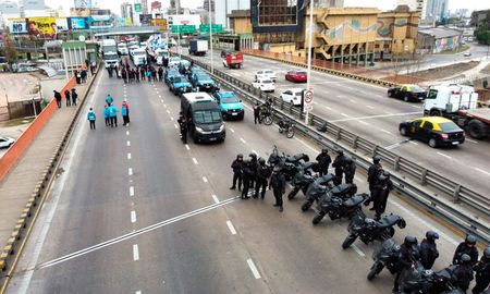 Fuerte operativo del gobierno porteño para que los camiones no lleguen al Obelisco. Fuerte operativo del gobierno porteño para que los camiones no lleguen al Obelisco.
