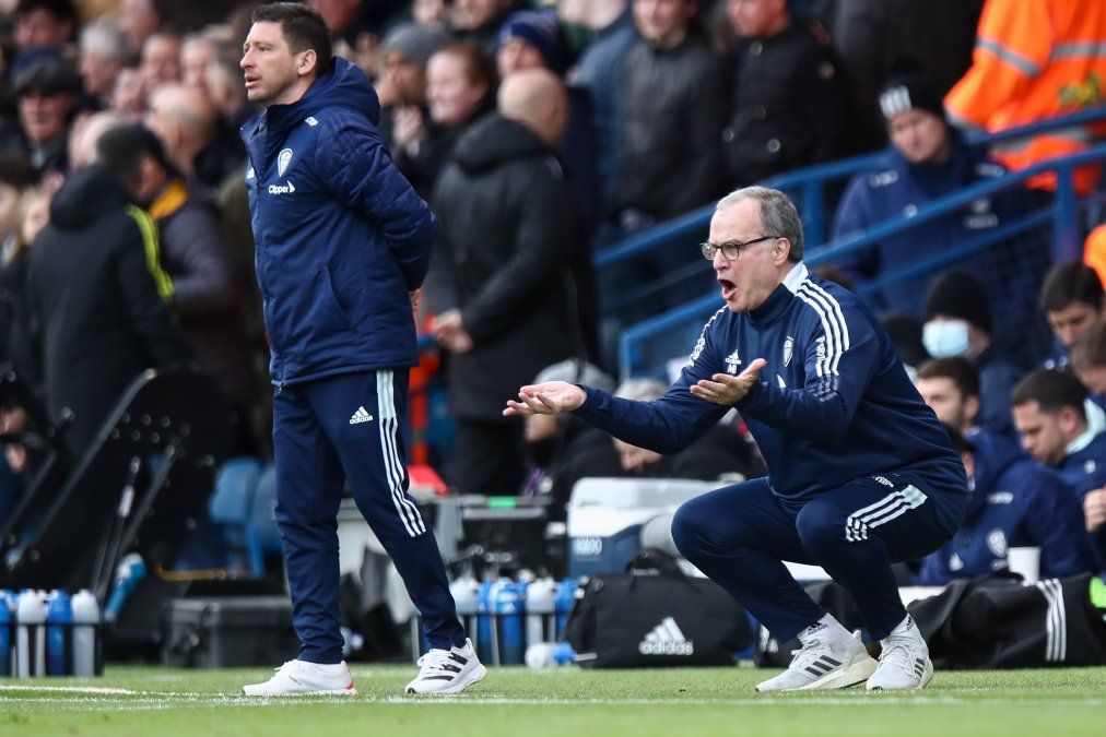 El director técnico argentino Marcelo Bielsa quedó formalmente desvinculado este domingo de la conducción técnica del Leeds United