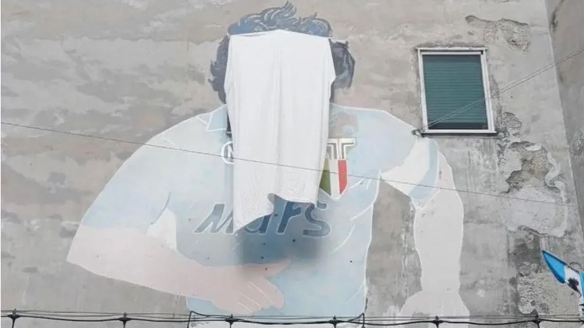 Se conoció el motivo por el cual taparon la cara de Maradona en el famoso mural de Nápoles