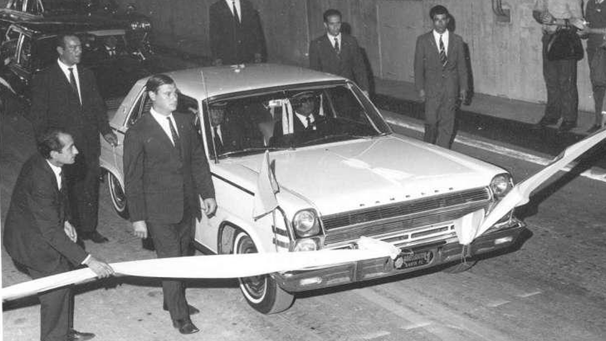 La historia del primer auto que cruzó el Túnel