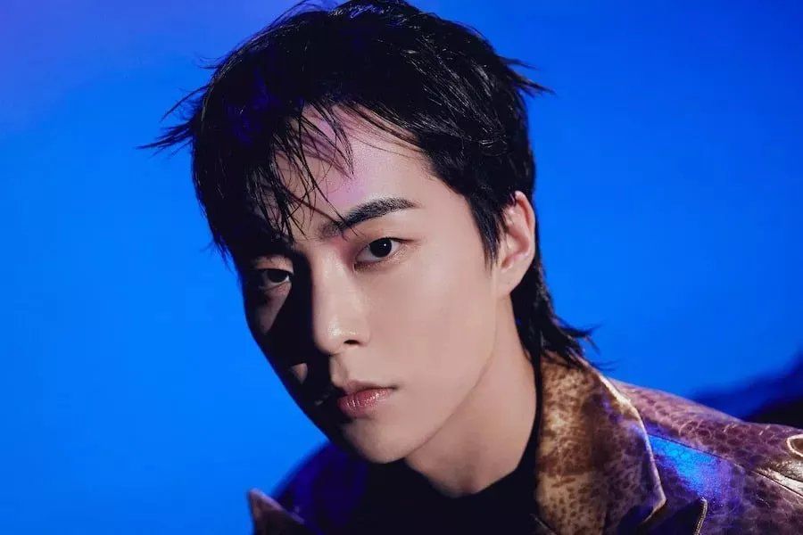 Xiumin de EXO tiene covid.