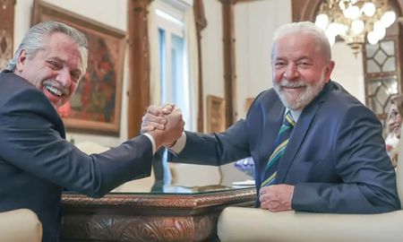 Fernández y Lula habían hablado por teléfono el jueves pasado por el cumpleaños del ahora mandatario electo. Fernández y Lula habían hablado por teléfono el jueves pasado por el cumpleaños del ahora mandatario electo.