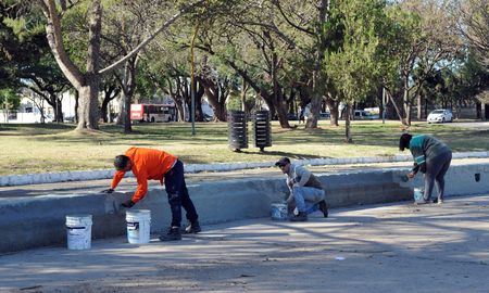 Ya se realizaron las tareas de mantenimiento de los piletones de los parques del Sur y Garay. Ya se realizaron las tareas de mantenimiento de los piletones de los parques del Sur y Garay.