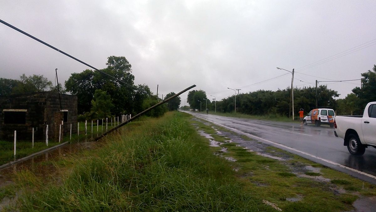 Poste ca&iacute;do frente a la Escuela 288. Foto: Marcelo Colombo (Facebook)