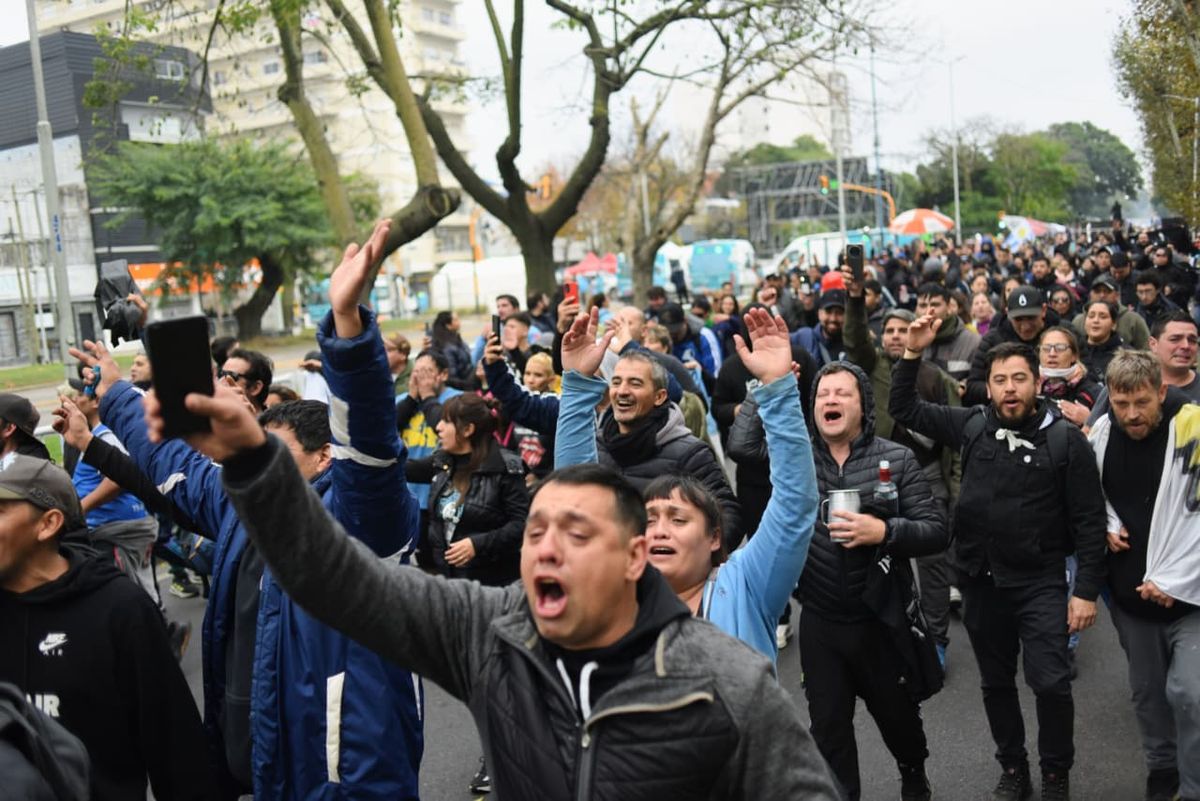 Miles de fanáticos de todo el país se encontraron en Avellaneda para despedir al Indio Solari.
