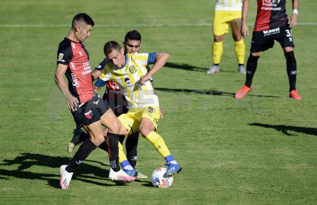 Federico Lértora y Rafael Delgado marcan de cerca a Marco Ruben.