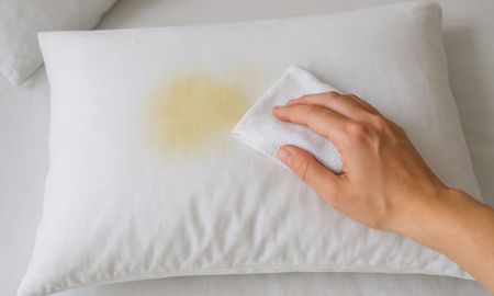 Cómo limpiar las manchas amarillas de las almohadas con un truco casero y sin esfuerzo. Cómo limpiar las manchas amarillas de las almohadas con un truco casero y sin esfuerzo.