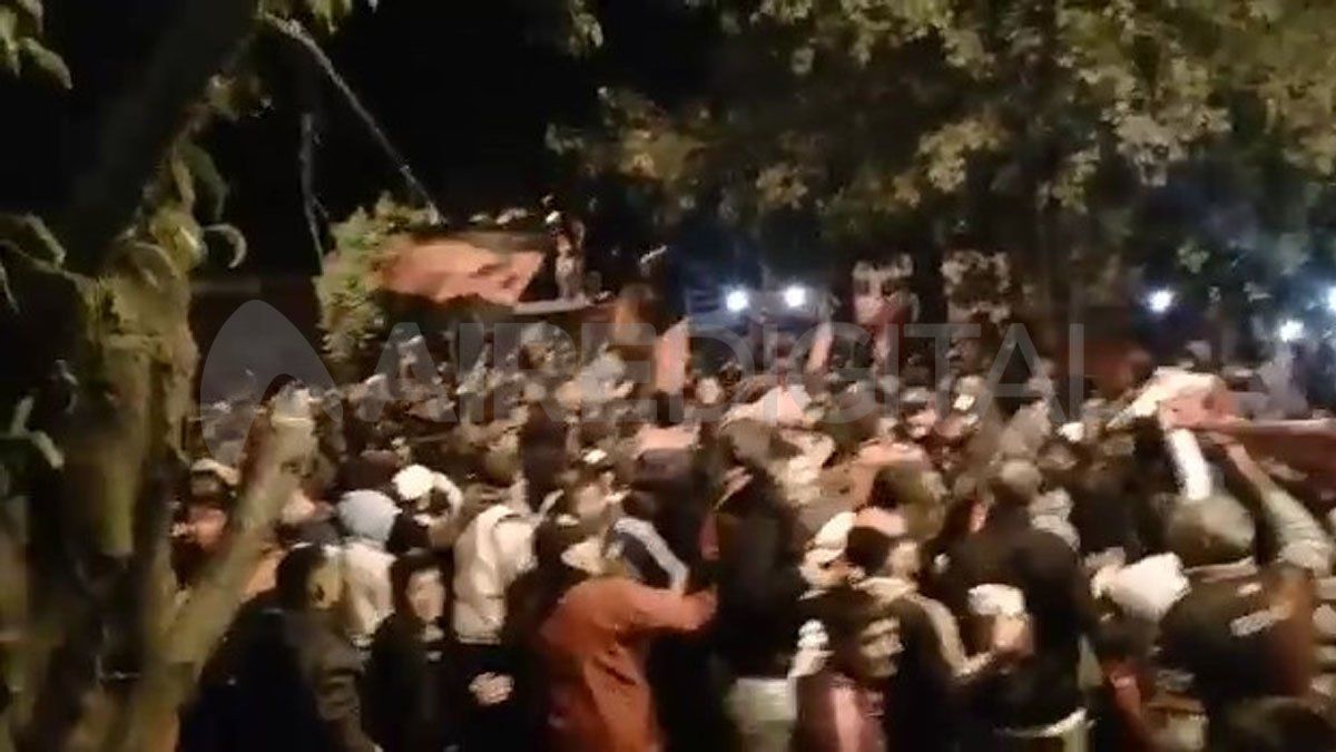 Lo hinchas de Colón celebraron en distintos puntos de la ciudad el aniversario 116 del equipo rojinegro.