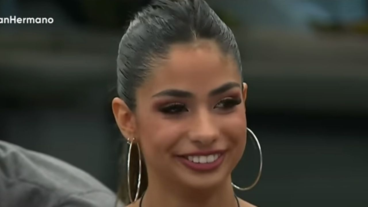 A Daniela de Gran Hermano se le salió una uña postiza.