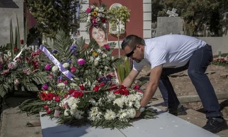 la violo, la asesino y fue a la sepultura con remera y una frase indignante la violo, la asesino y fue a la sepultura con remera y una frase indignante