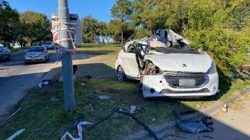 Perdió el control del auto, chocó contra un poste y quedó atrapado dentro del vehículo