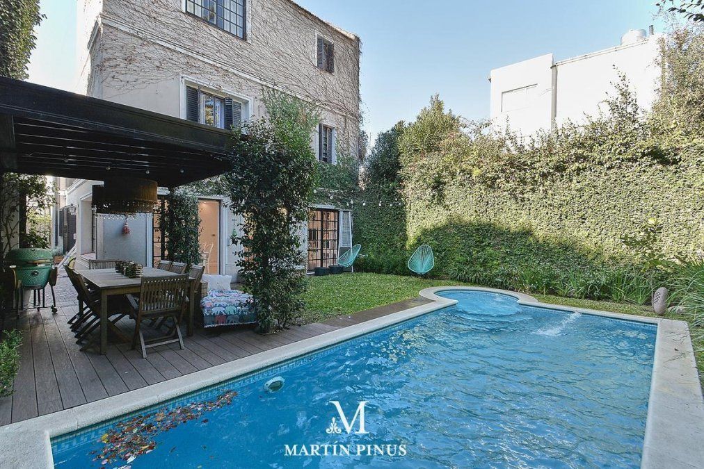 La casa cuenta con una piscina generosa.