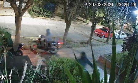 Captura del video: así asaltaron dos motochorros a un cadete de Pedidos Ya en el barrio Candioti Captura del video: así asaltaron dos motochorros a un cadete de Pedidos Ya en el barrio Candioti