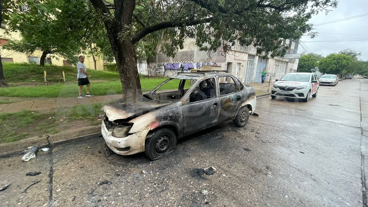 Quemaron un auto en la ciudad de Santa Fe, este lunes a la madrugada. Quemaron un auto en la ciudad de Santa Fe, este lunes a la madrugada.