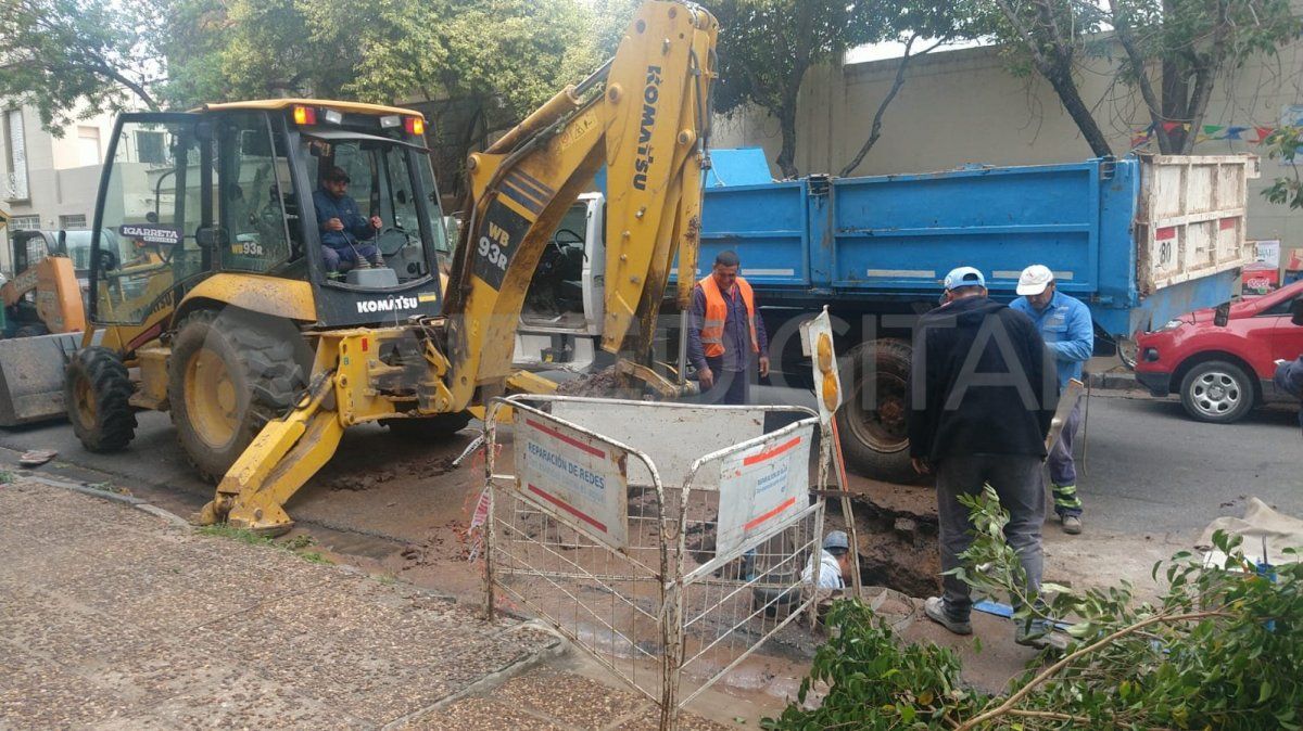 El socavón se formó en calle 4 de Enero al 1200 en la ciudad de Santa Fe.&nbsp;