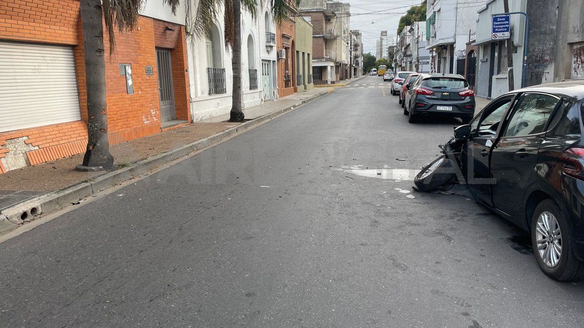 Por razones que se desconocen, la joven que conducía el auto negro terminó impactando contra la palmera que se ve a la izquierda de la imagen.