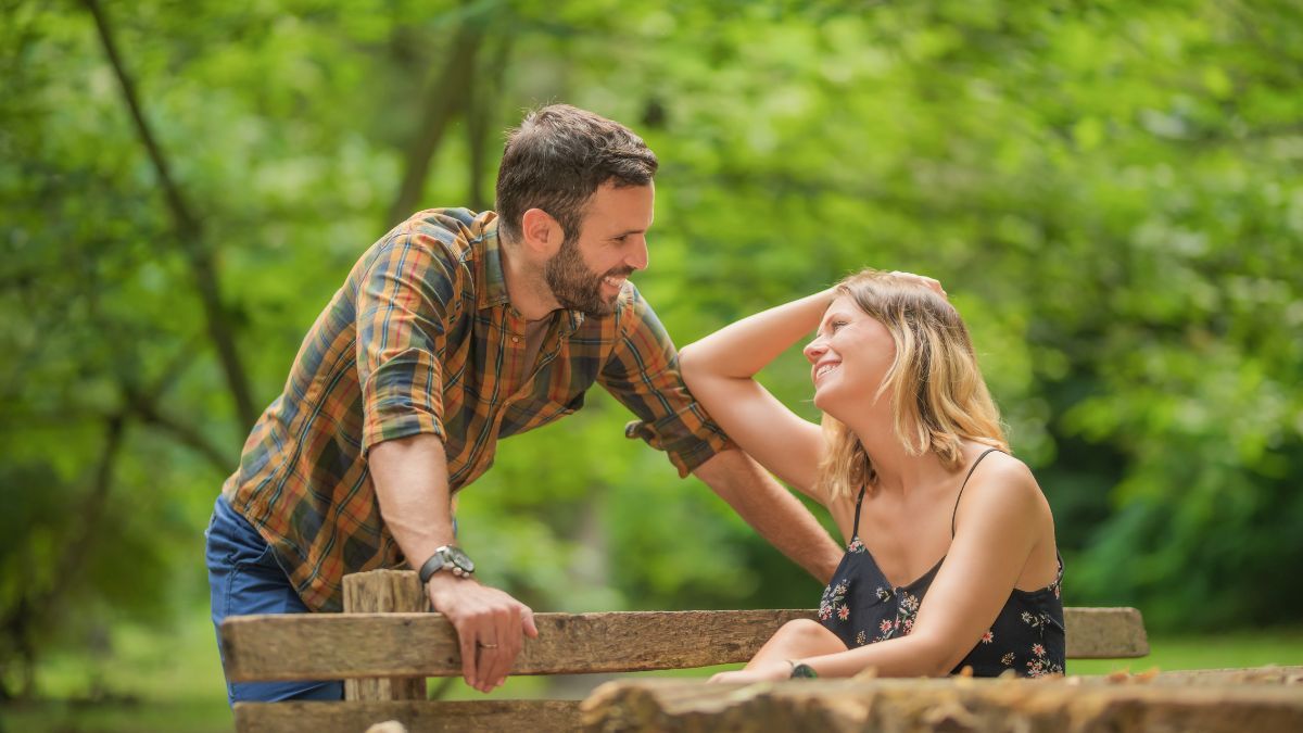 Las mujeres suelen usar expresiones sutiles y corporales para expresar interés.