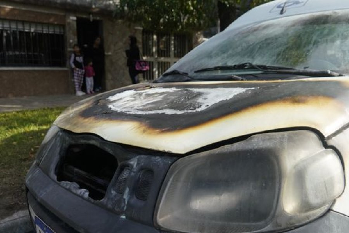 Este domingo cuatro autos fueron prendidos fuego en Rosario. Este domingo cuatro autos fueron prendidos fuego en Rosario.
