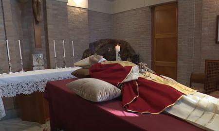 El cuerpo de Benedicto XVI será trasladado el lunes por la mañana a la Basílica de San Pedro. El cuerpo de Benedicto XVI será trasladado el lunes por la mañana a la Basílica de San Pedro.