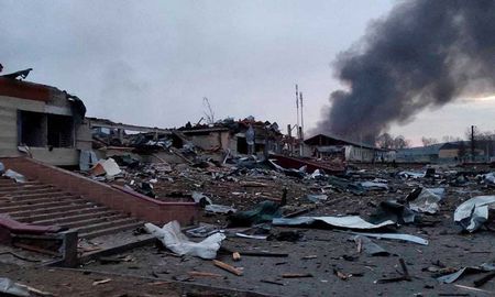 Rusia atacó este domingo una base militar en el oeste de Ucrania, a unos 30 kilómetros de la frontera con Polonia. Rusia atacó este domingo una base militar en el oeste de Ucrania, a unos 30 kilómetros de la frontera con Polonia.