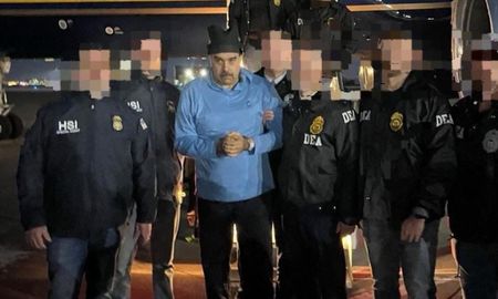 La cuenta oficial de respuesta rápida de la Casa Blanca difundió un video que registra el momento en que Maduro accede a un edificio de la DEA. La cuenta oficial de respuesta rápida de la Casa Blanca difundió un video que registra el momento en que Maduro accede a un edificio de la DEA.