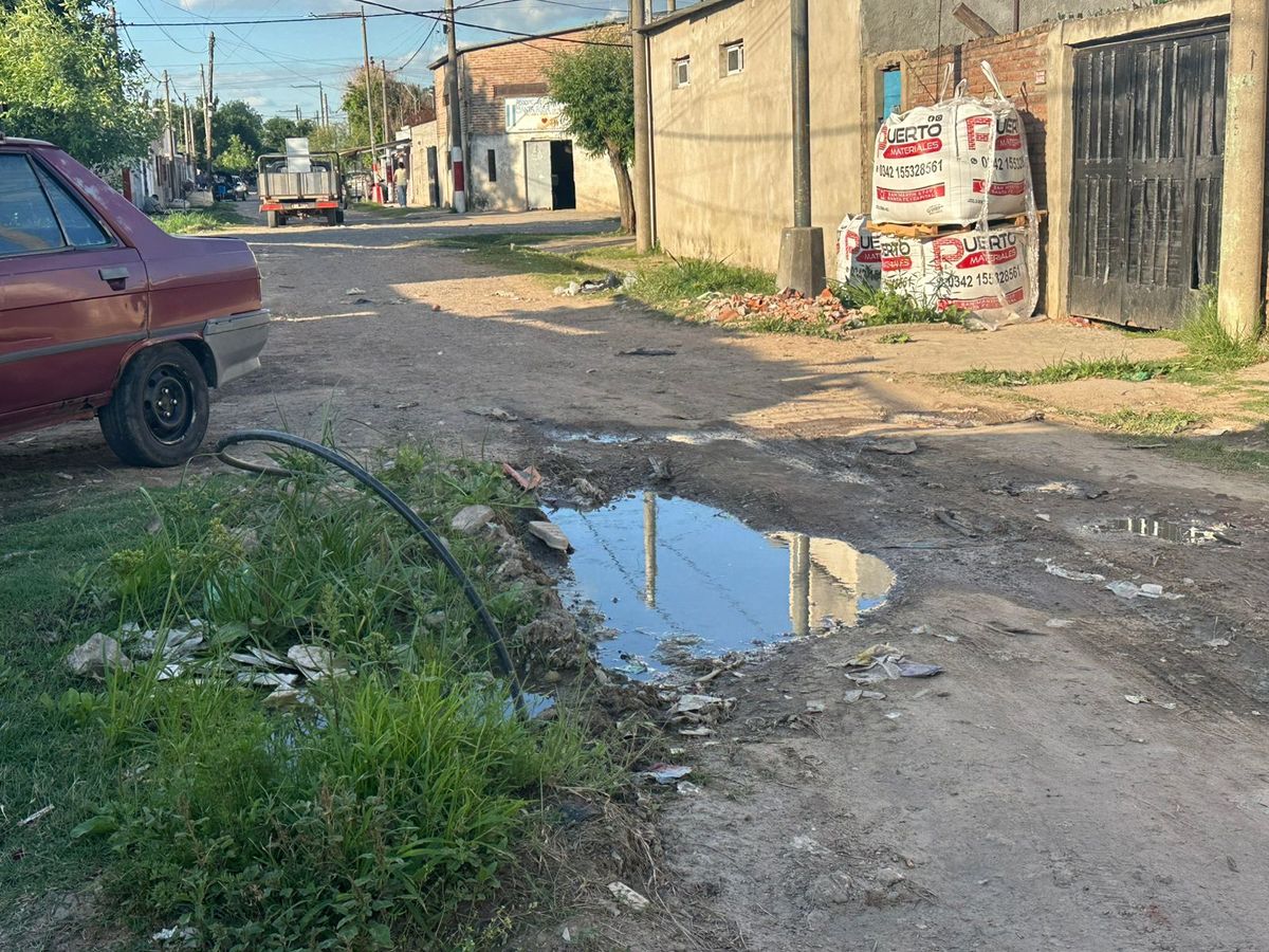 El ca&ntilde;o roto genera complicaciones en barrio Santa Rosa de Lima.