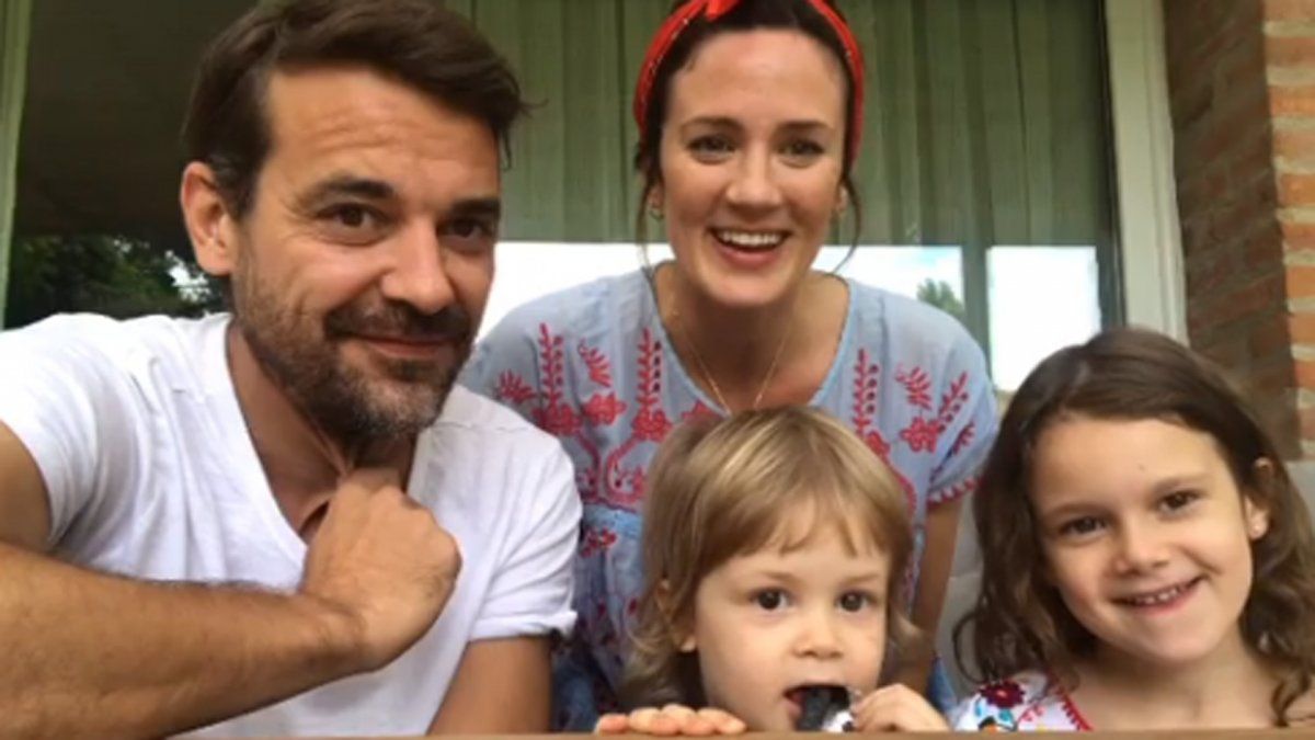 Paula Chaves junto a Pedro Alfonso y sus dos hijas: Olivia y Filipa. 