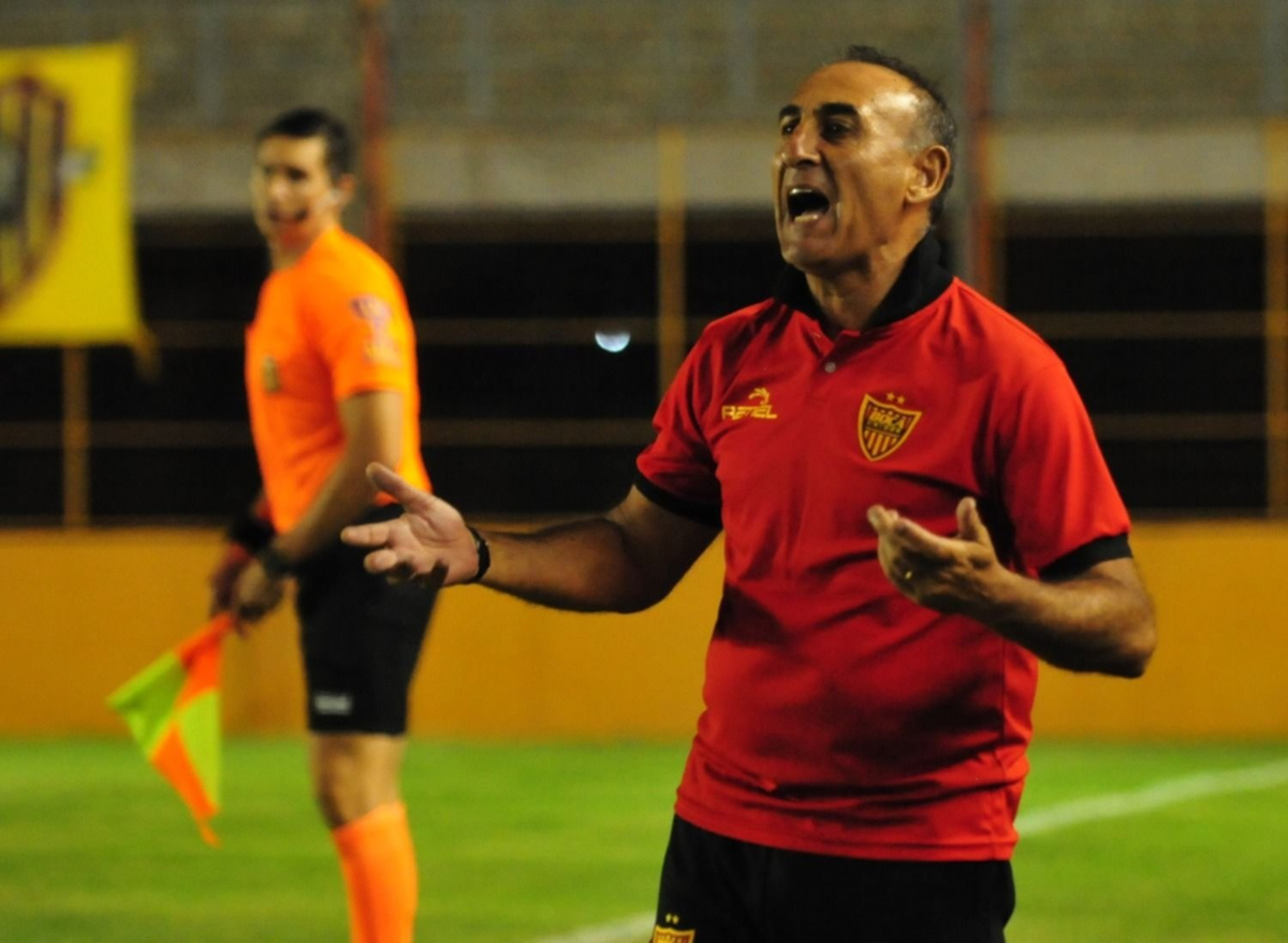 Roberto Mariano cuando fue técnico de Boca Unidos. Roberto Mariano cuando fue técnico de Boca Unidos.