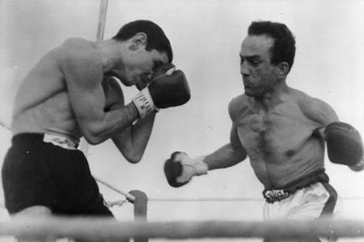 Tras resignar su título mundial, D’Agata (derecha) disputó un nuevo combate con una corona en juego: la europea gallo, que él mismo había dejado vacante tiempo atrás. El domingo 27 de octubre de 1957 y, en el Stadio Amsicora de Cagliari, le GKO 8 a Federico Scarponi. Por segunda vez en su trayectoria, Mario era el rey continental de los 53,525 kilos. Tras resignar su título mundial, D’Agata (derecha) disputó un nuevo combate con una corona en juego: la europea gallo, que él mismo había dejado vacante tiempo atrás. El domingo 27 de octubre de 1957 y, en el Stadio Amsicora de Cagliari, le GKO 8 a Federico Scarponi. Por segunda vez en su trayectoria, Mario era el rey continental de los 53,525 kilos.