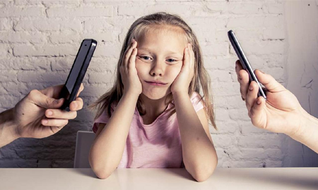 Huérfanos digitales: cuando los padres miran más al celular que a sus hijos Huérfanos digitales: cuando los padres miran más al celular que a sus hijos