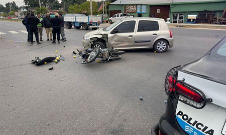 El auto impactó contra la motocicleta cuando intentó girar hacia la ruta, desde la colectora. El auto impactó contra la motocicleta cuando intentó girar hacia la ruta, desde la colectora.