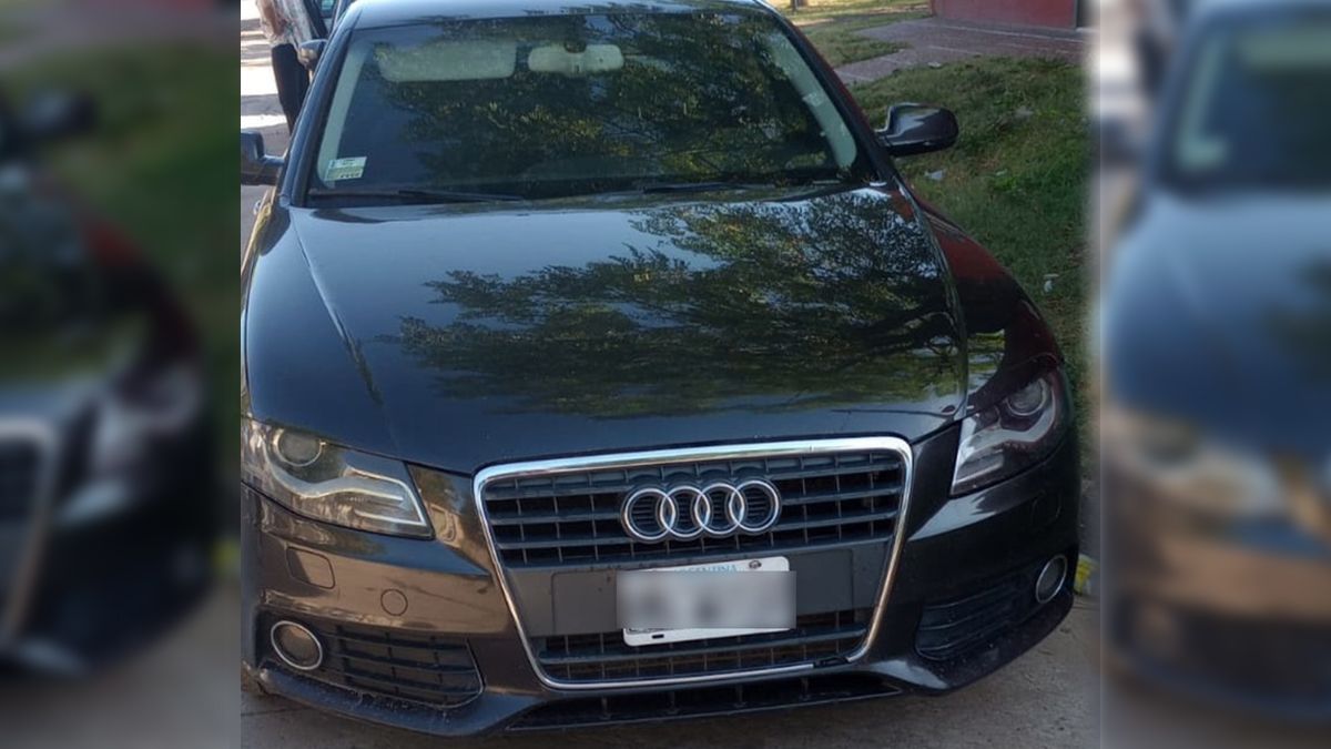 El auto estaba estacionado fuera del pasillo donde funcionaba un búnker de drogas que fue desbaratado por la policía.