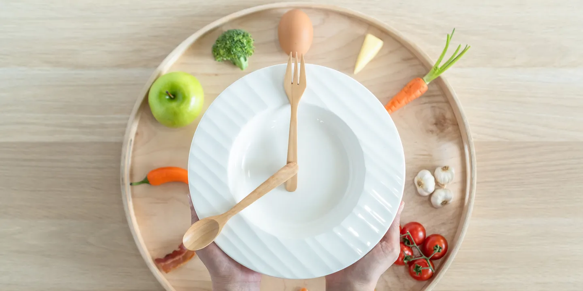 Según los adeptos, el ayuno activa la autofagia, que elimina células dañadas, contribuye a la reparación y ayuda al proceso de regeneración del cuerpo.