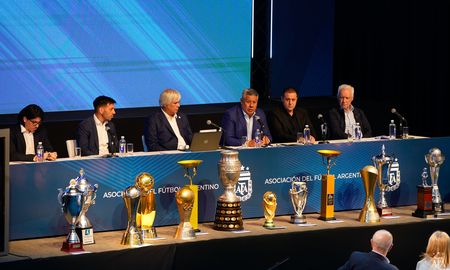 Asamblea en AFA y exhibición de trofeos obtenidos.