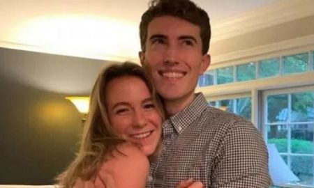Video viral: una pareja firmó un contrato luego de haberse conocido hace 2 semanas en Tinder. Video viral: una pareja firmó un contrato luego de haberse conocido hace 2 semanas en Tinder.