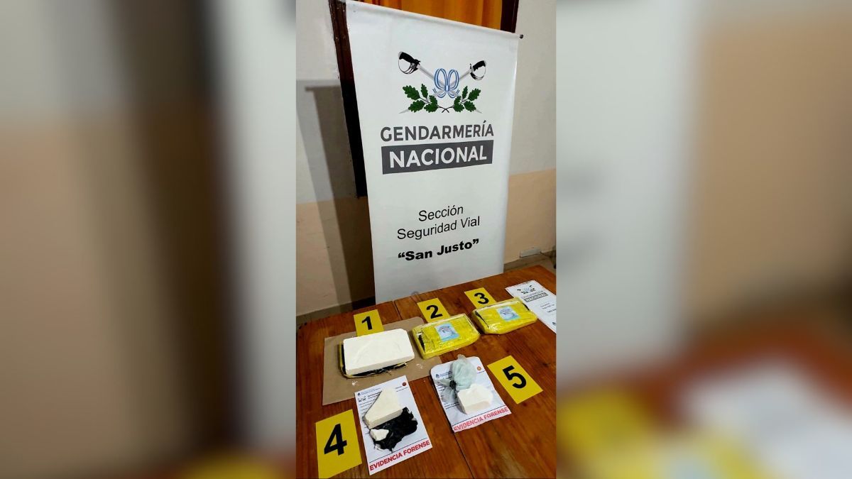 Gendarmería detuvo a un hombre y una mujer que viajaban desde Rosario hacia Reconquista por la ruta 11 con cocaína oculta en el vehículo. Gendarmería detuvo a un hombre y una mujer que viajaban desde Rosario hacia Reconquista por la ruta 11 con cocaína oculta en el vehículo.
