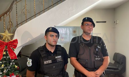 Dos agentes del Comando Radioeléctrico le salvaron la vida a un niño de dos años en Santa Fe. Dos agentes del Comando Radioeléctrico le salvaron la vida a un niño de dos años en Santa Fe.