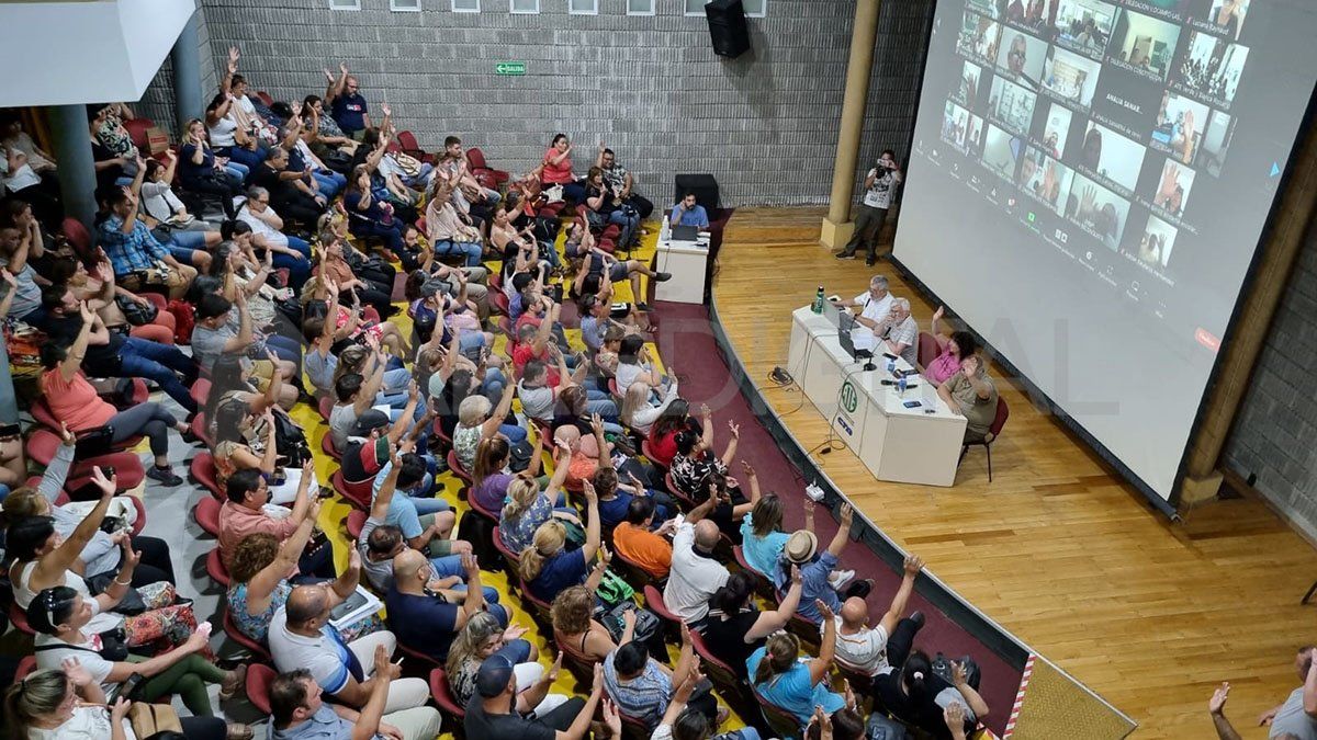 Los delgados de ATE levantan la mano este viernes aceptando la propuesta salarial.