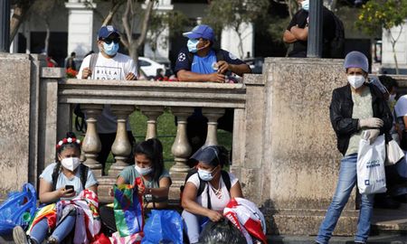 El Gobierno peruano anunció un confinamiento nacional durante la Semana Santa para prevenir la propagación del virus. El Gobierno peruano anunció un confinamiento nacional durante la Semana Santa para prevenir la propagación del virus.