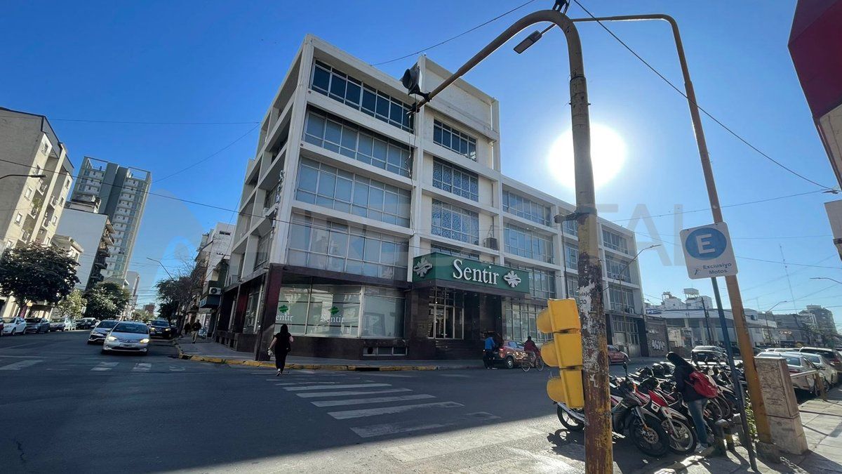 Un accidente en Suipacha y 25 de Mayo hizo caer un semáforo y piden extremar los cuidados al circular por la zona.