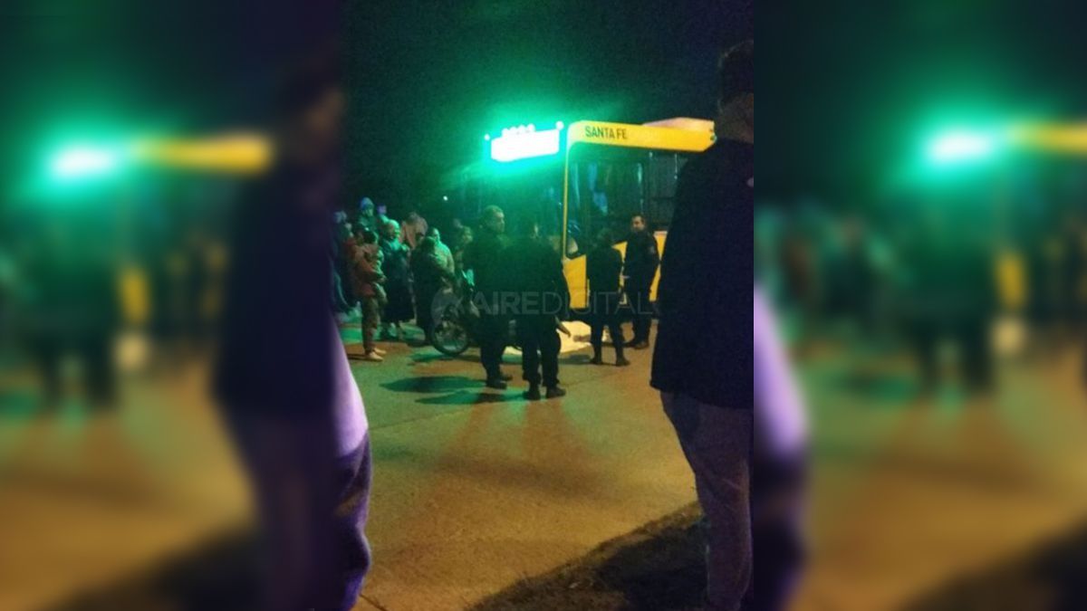 La víctima fue ultimada cuando se conducía a bordo de su moto y quedó tendido frente a un colectivo urbano