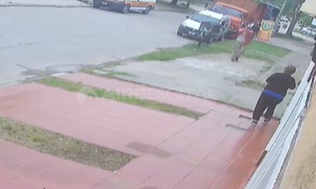 El accionar de Olivares quedó registrado por las cámaras de vigilancia de un domicilio particular El accionar de Olivares quedó registrado por las cámaras de vigilancia de un domicilio particular