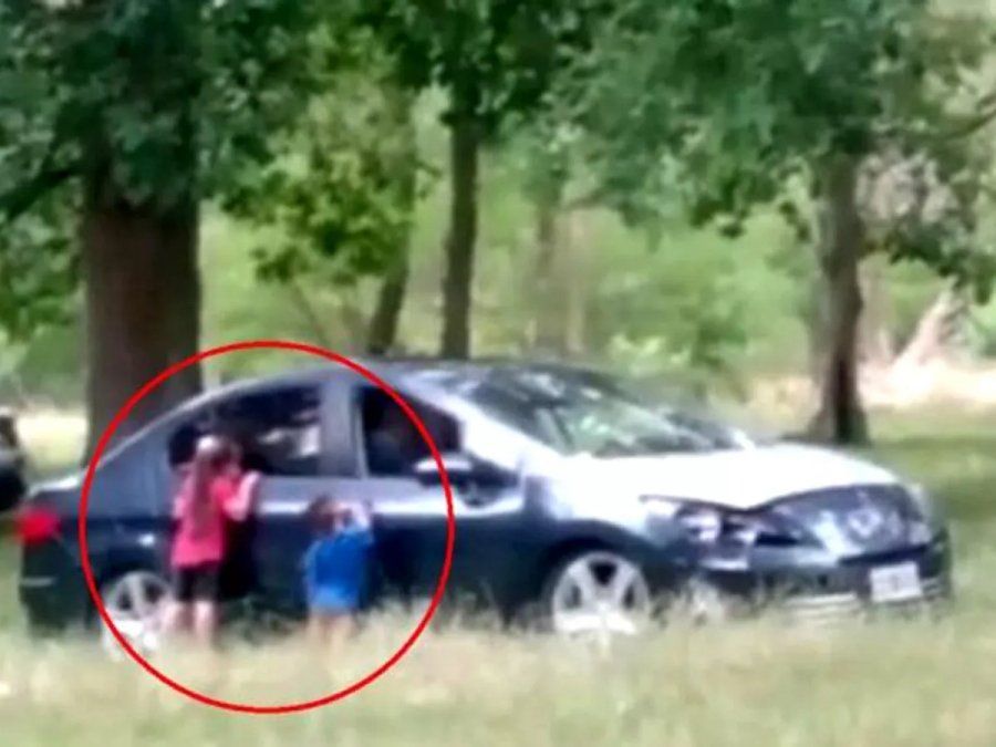 Sacaron a sus hijos del auto para tener sexo en un parque de Buenos Aires