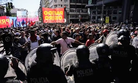 El despliegue del operativo de seguridad con motivo de la marcha de protesta realizada en la vía pública ascendió a 60 millones de pesos. El despliegue del operativo de seguridad con motivo de la marcha de protesta realizada en la vía pública ascendió a 60 millones de pesos.