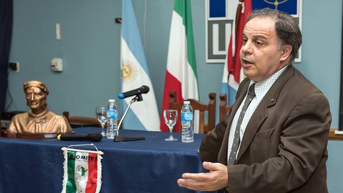 Franco Tirelli, presidente del comité italiano en Rosario, asegura que el problema en el consulado es la falta de personal.