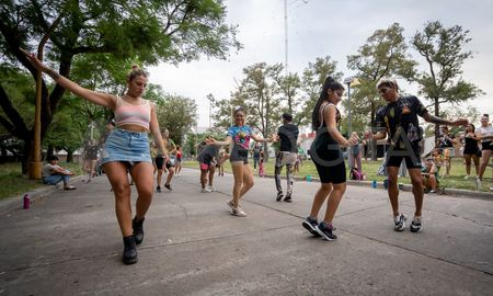 Cada comparsa tiene entre 50 y 100 integrantes que se juntan a ensayar durante todo el año. Cada comparsa tiene entre 50 y 100 integrantes que se juntan a ensayar durante todo el año.